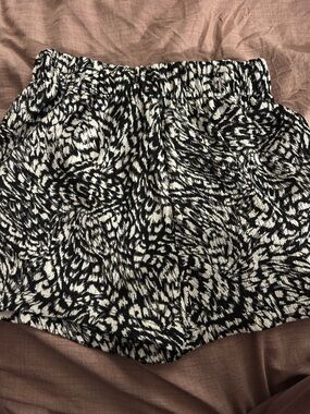 H&M Black & White Swirl Pattern High-Waist Women’s Shorts